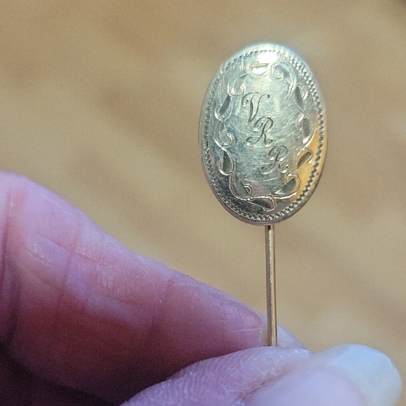 Elegant Gold Brooch Pin Set - Picture 5 of 6